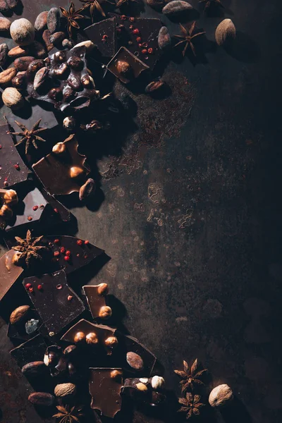 Vista superior de delicioso surtido de chocolate en la superficie oscura - foto de stock