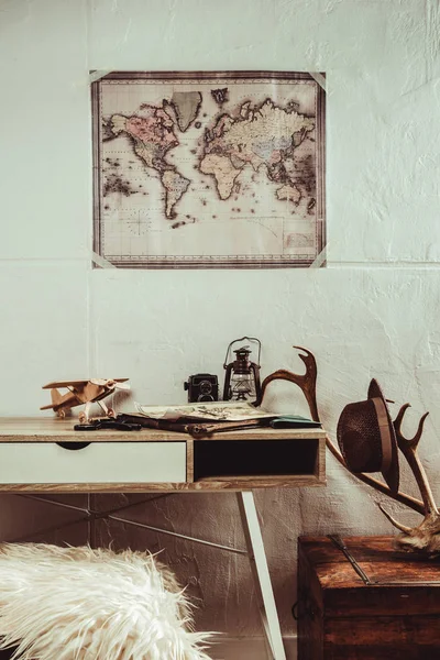 Vista de perto da mesa com mapa, lupa e várias decorações — Fotografia de Stock