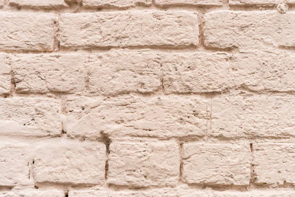 Кирпичная стена окрашена в бежевый цвет — стоковое фото
