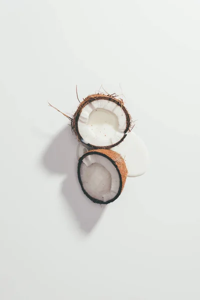 Blick von oben auf halbierte Bio-Kokosnuss auf Weiß — Stockfoto