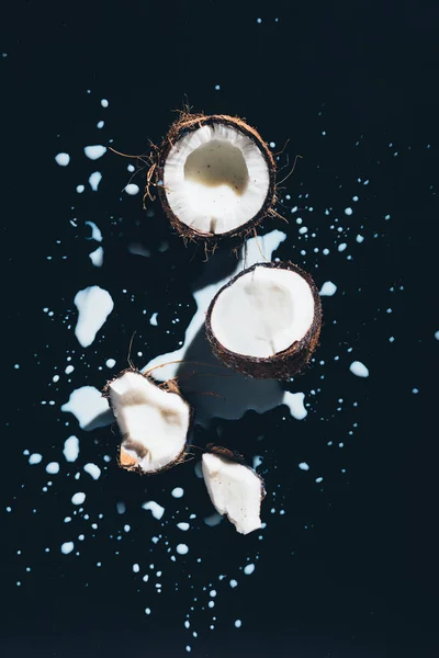 Vista dall'alto di cocco e latte di cocco sano fresco su nero — Foto stock