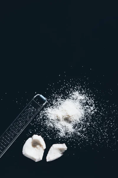 Vista dall'alto di rasoi di cocco naturale gourmet e grattugia sul nero — Foto stock