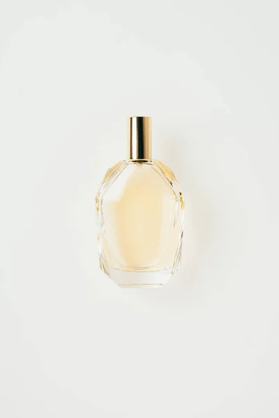 Vista superior de frasco de vidrio de perfume aislado en blanco - foto de stock
