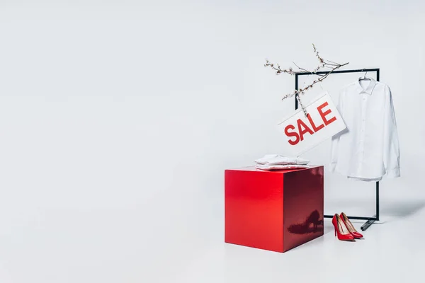 Cubo vermelho, salto alto e sinal de venda, conceito de venda de verão — Fotografia de Stock
