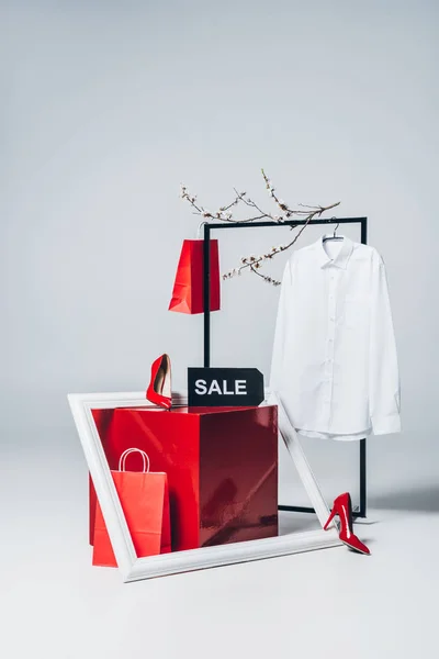 Cube rouge, talons hauts, cadre et signe de vente, concept de vente d'été — Photo de stock