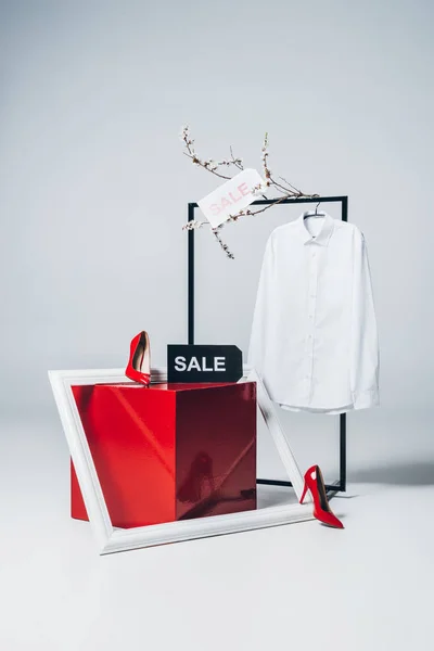 Red high heels, frame and sale sign, summer sale concept — Stock Photo