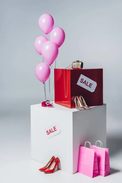 Paquet de ballons roses, sacs à provisions roses et signe de vente, concept de vente d'été — Photo de stock