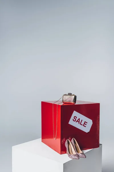 Handbag, high heels and sale sign, summer sale concept — Stock Photo