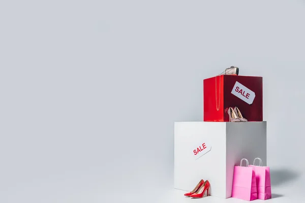 Sac à main, talons hauts, sacs à provisions et enseignes de vente, concept de vente d'été — Photo de stock