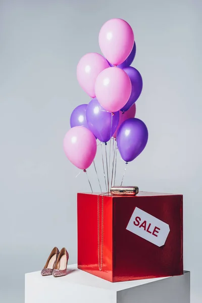 Globos rosa y violeta, tacones altos y signo de venta, concepto de venta de verano - foto de stock