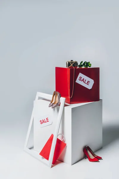 Рамка, високі підбори відповідають на продажі знаки на кубиках, концепція літнього продажу — стокове фото