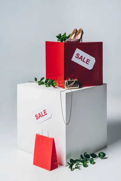 Гілки з зеленим листям і знаками продажу на кубиках, концепція літнього продажу — стокове фото