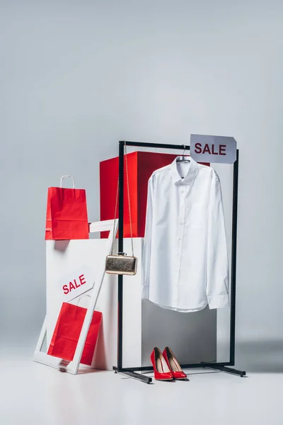 Camisa no cabide, sacos de compras e sinais de venda, conceito de venda de verão — Fotografia de Stock