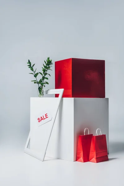 Bolsas de compras rojas, marcos y letreros de venta, concepto de venta de verano - foto de stock