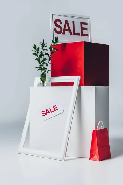Cubos vermelhos e brancos, saco de compras e sinais de venda, conceito de venda de verão — Fotografia de Stock
