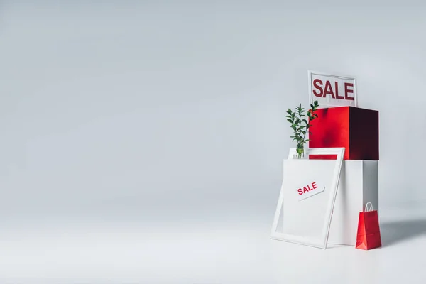 Червоні та білі кубики, паперовий мішок та знаки продажу, концепція літнього продажу — стокове фото