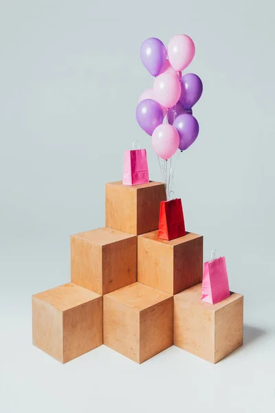 Sacos de compras vermelho e rosa com pacote de balões, conceito de venda de verão — Fotografia de Stock