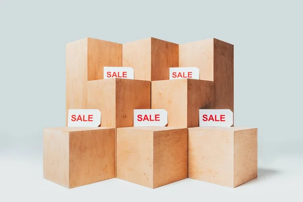 Holzständer mit Verkaufsschildern auf weiß, Sommerschlussverkauf-Konzept — Stockfoto