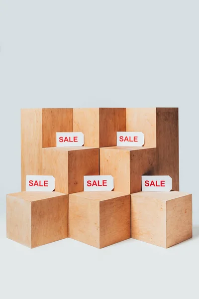 Stands en bois avec panneaux de vente isolés sur blanc, concept de vente d'été — Photo de stock