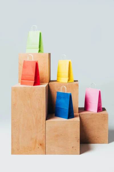 Sacos de compras coloridos em stands de madeira, conceito de venda de verão — Fotografia de Stock