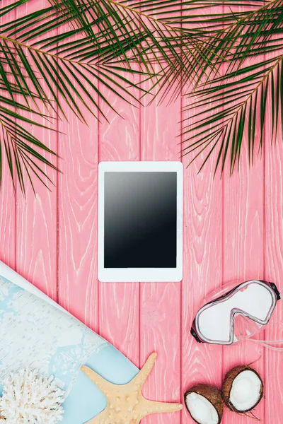 Tablette mit Karte und Tauchermaske von oben auf rosa Holzoberfläche — Stockfoto
