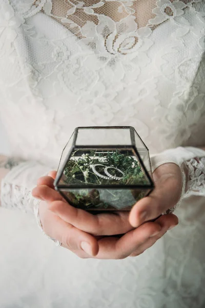 Обрезанный снимок невесты в белом платье с обручальными кольцами в коробке в руках — стоковое фото