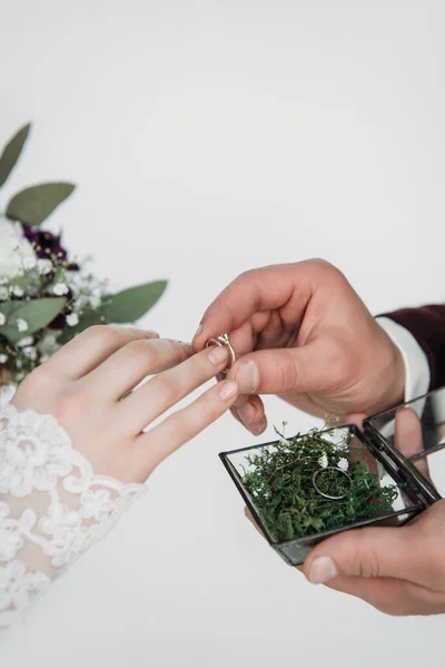 Частковий вигляд нареченого в обручці на весільному пальці — стокове фото