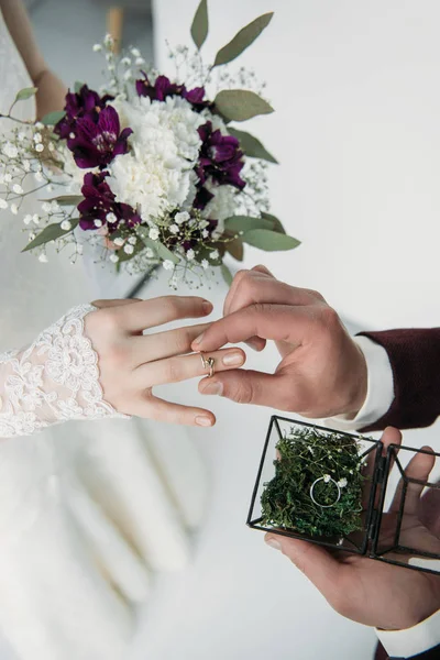 Teilansicht des Bräutigams mit Ehering am Brautfinger — Stockfoto