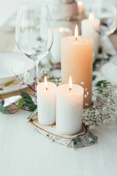 Vista de cerca de la elegante mesa con velas y flores para la boda rústica - foto de stock