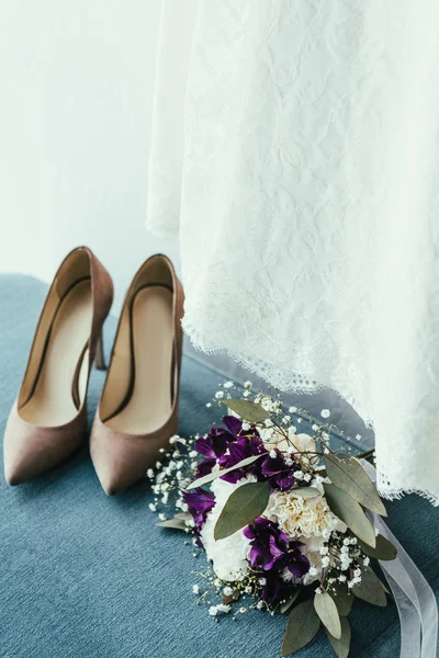 Close up view of bridal shoes, wedding bouquet and dress for rustic wedding — Stock Photo