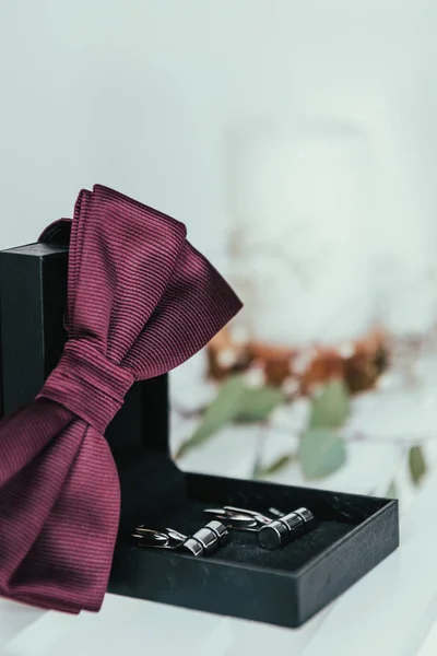 Enfoque selectivo de los novios pajarita y puños en caja para boda rústica - foto de stock