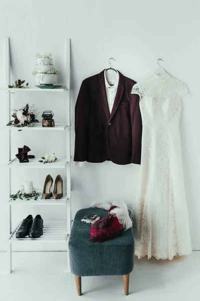 Vue rapprochée des vêtements et accessoires pour mariée et marié pour mariage rustique dans la chambre — Photo de stock