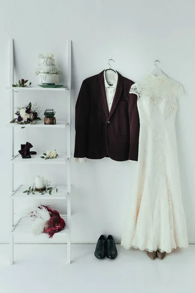 Vue rapprochée des vêtements et accessoires pour mariée et marié pour mariage rustique dans la chambre — Photo de stock