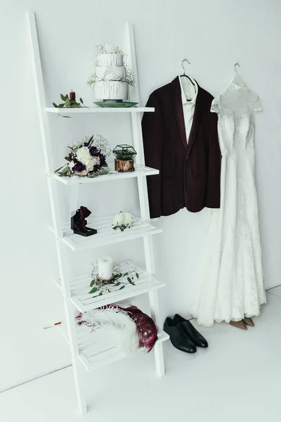 Primer plano vista de novios y novios ropa y accesorios para boda rústica en la habitación - foto de stock