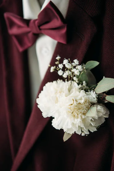 Close up view of buttonhole and grooms suit with bow tie for rustic wedding — Stock Photo