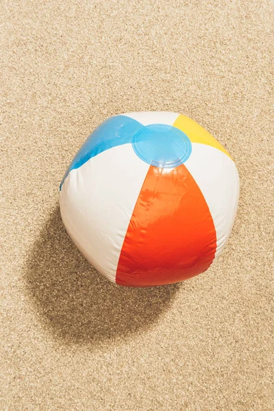 Vue de dessus du ballon de plage coloré sur le sable — Photo de stock