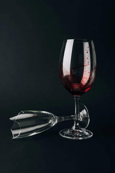 Verre cassé par verre à vin avec sang isolé sur noir — Photo de stock