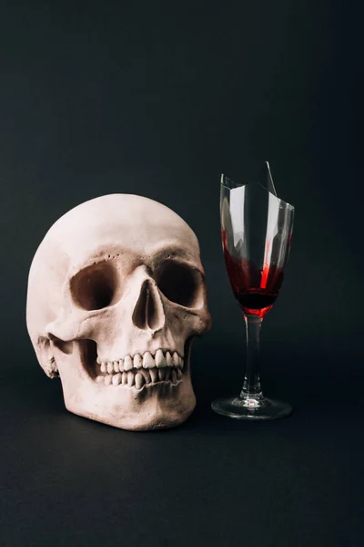 Schädel und Glasscherben mit Blut isoliert auf schwarz — Stockfoto