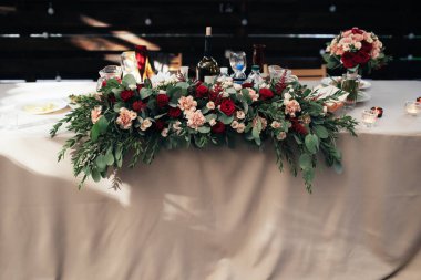 Kiev / Ukrayna - 09 / 02 / 2017 Düğün Süslemeleri. Masanın taze çiçekleriyle süslenmiş. Bir sürü gül ve okaliptüs.