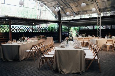 Kiev / Ukrayna - 09 / 02 / 2017 Düğün Süslemeleri. Kırsal stil düğün sofrası