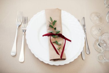 Kiev / Ukrayna - 09 / 02 / 2017 Düğün Süslemeleri. Kırsal Düğün Masası Ayarlama. Tabak, çatal, bıçak, bej kumaş masa örtüsü..