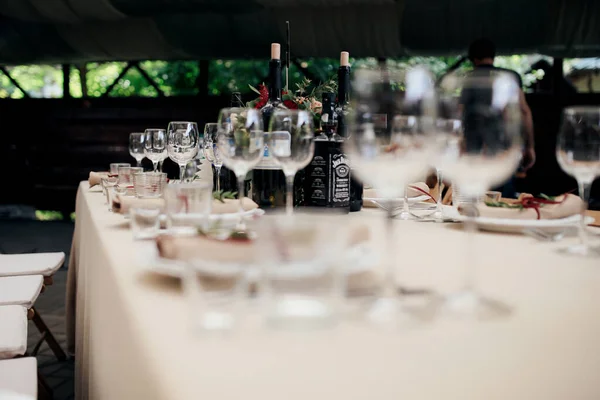 キエフ ウクライナ 2017年9月2日結婚式の装飾 素朴な結婚式のテーブルの設定 プレート フォーク ナイフ ベージュ生地のテーブルクロスとメガネの行 — ストック写真