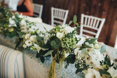 Odessa / Ukrayna - 04 / 12 / 2015 Düğün Süslemeleri. Kırsal tarzda düğün odası dekorasyonu. Taze çiçekli masa dekorasyonu