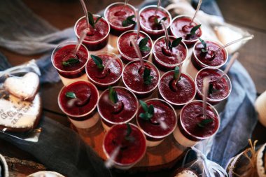 Khmelnitsky / Ukrayna - 09 / 23 / 2018 Düğün Süslemeleri. Güzel düğün çikolatası