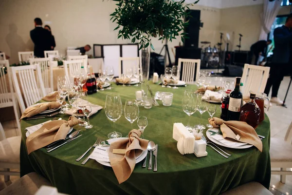 Liv Ukraine 2019結婚式の装飾 ゲストのための結婚式テーブルの装飾 ベルベットの緑の布で覆われたテーブル — ストック写真
