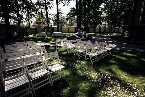 Kiev Ucrânia 2018Decorações Casamento Cadeiras Brancas Casamento Elegantes Para Cerimônia — Fotografia de Stock