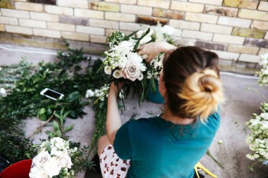 Kiev / Ukrayna - 06 / 22 / 2008 - düğün dekoru. Bir buket taze çiçek yapma süreci.