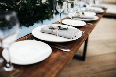 Kiev / Ukrayna - 06 / 22 / 2008 - düğün dekoru. Rustik tarzında stil tablosu sunucusu. Beyaz tabak ahşap bir masada duruyor.