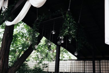 Kiev / Ukrayna - 06 / 22 / 2018 - düğün dekoru. Sarkık Cam Askılı Güzel Kırsal Tarz Düğün Kemeri