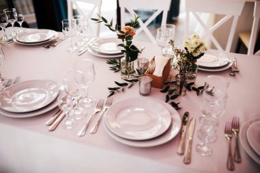 Kiev / Ukrayna - 11 / 08 / 2018 Düğün Süslemeleri. Misafirler için kırsal tarzda pembe gölgeli masa ayarları